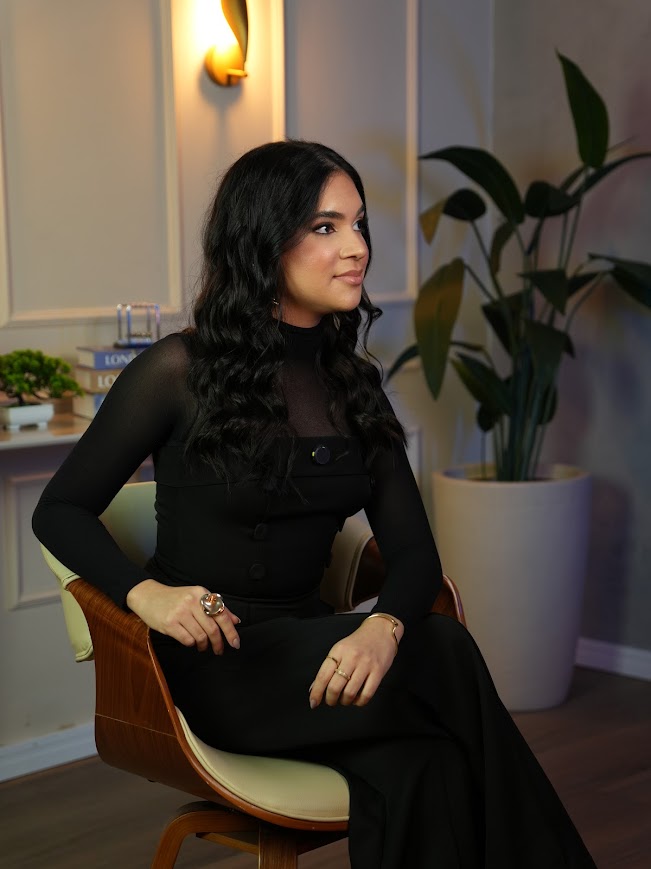 Maria Iara Henrique em ambiente jurídico sofisticado